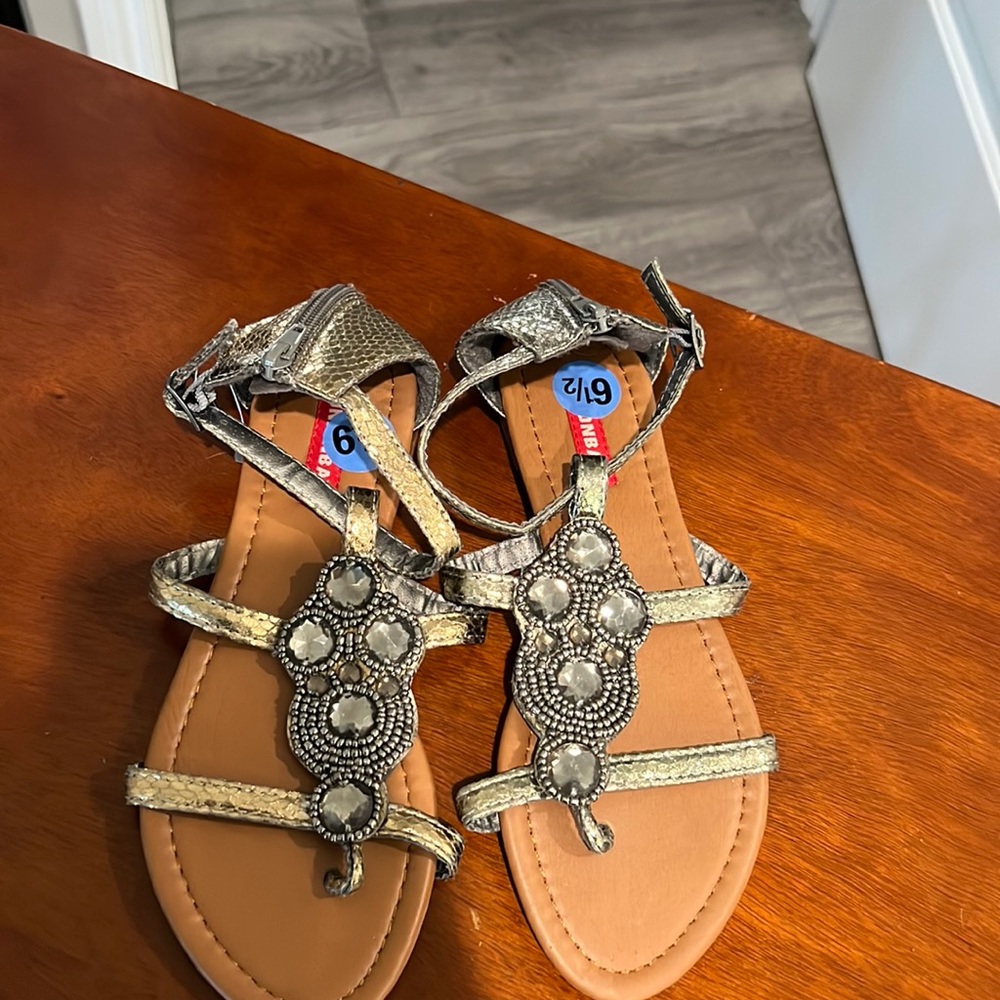 Unionbay sandals gold/bronze color with rhinestone embellishments Sz 6.5